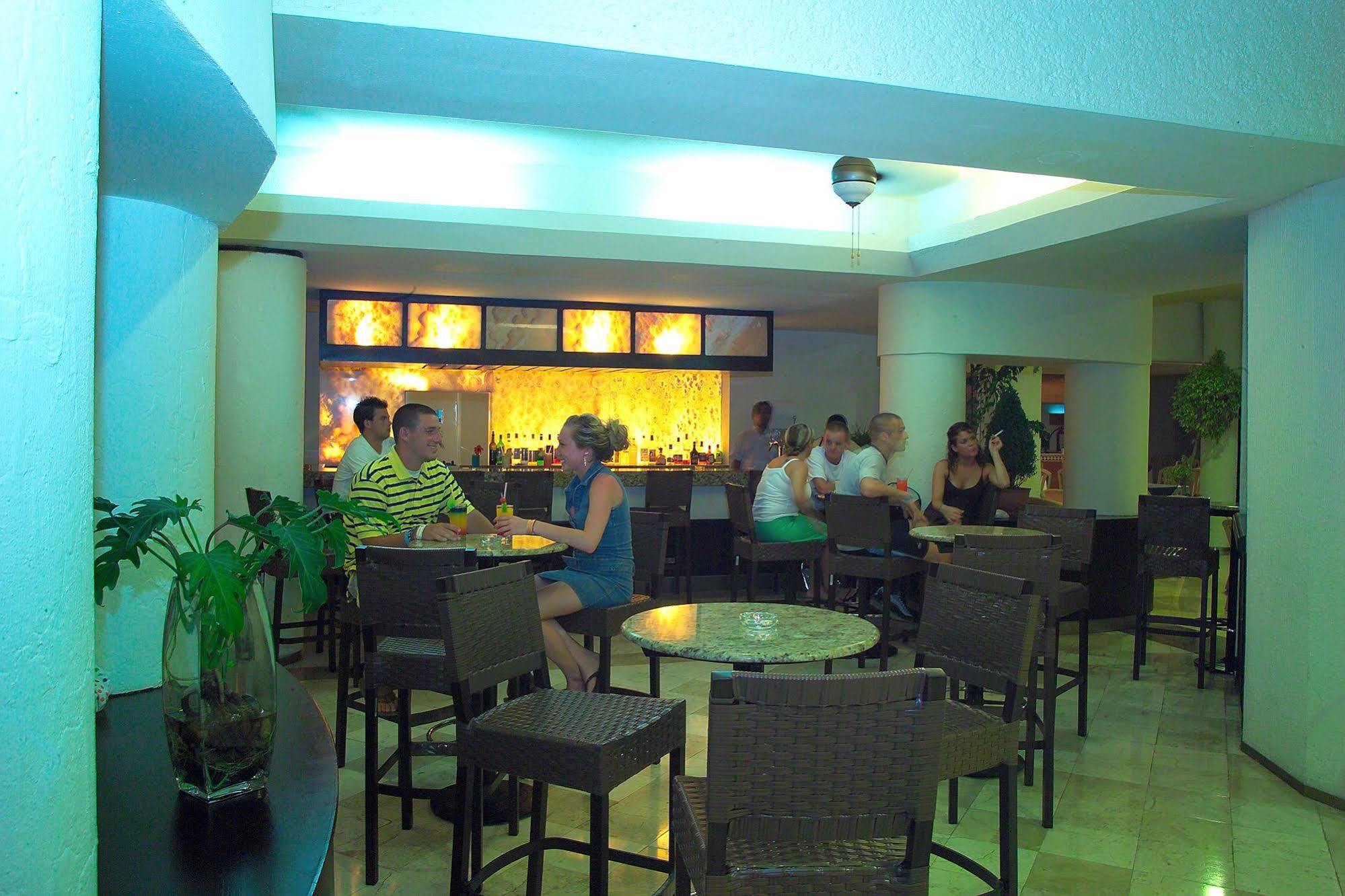 Aquamarina Beach Hotel Cancún Étterem fotó